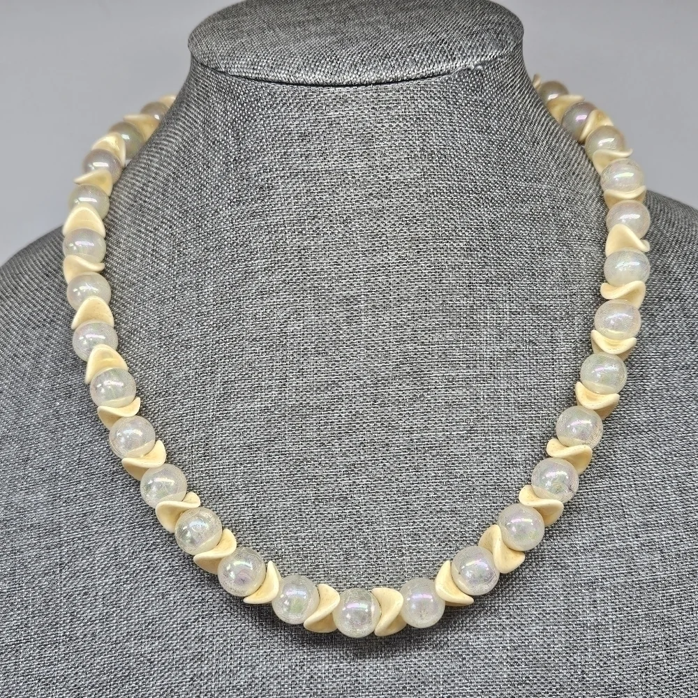 VINTAGE Cream and Iridescent Beaded Strand Flower Box Clasp Necklace Japan